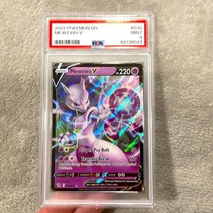 Pokémon Holo Ultra Rare Mewtwo V 030 Graded Mint 9